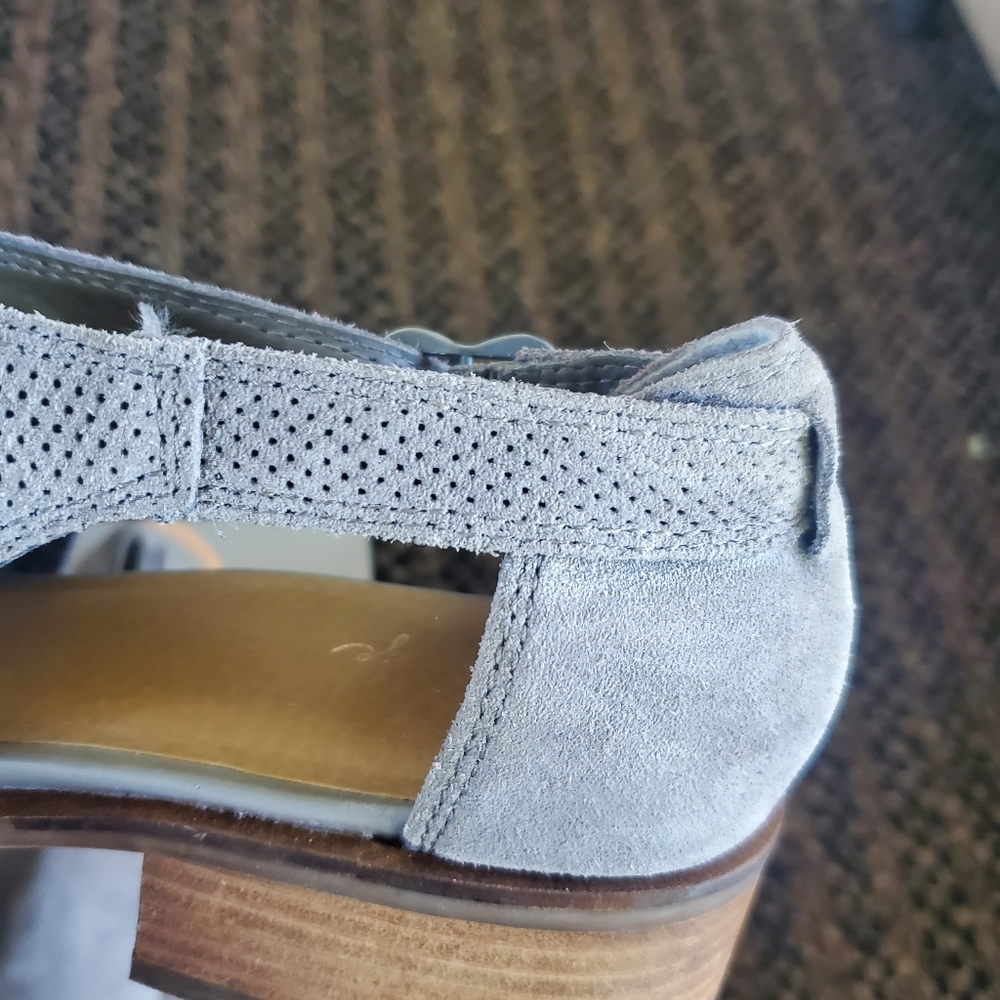 Shoes - Picture 4 of 6